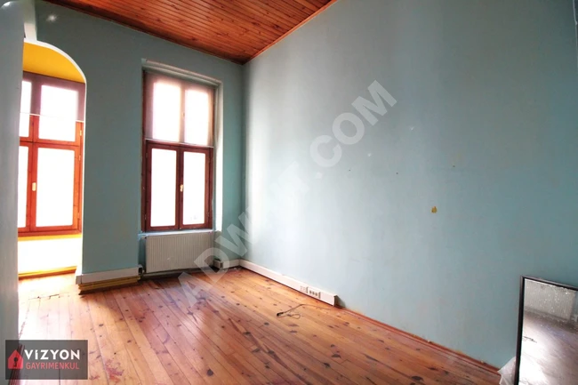 Office for rent in a central location with a high ceiling in BEYOĞLU.