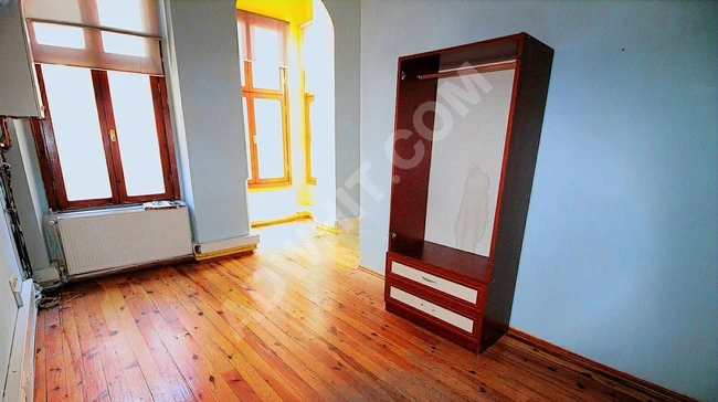 Office for rent in a central location with a high ceiling in BEYOĞLU.