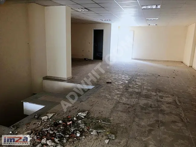 CADDE ÜZERİNDE 180 m2 GİRİŞ 70 M2 DEPOSU BULUNAN KİRALIK DÜKKAN