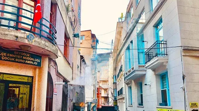 Real estate opportunity in Cihangir: A 5-storey building of 280 m² next to Taksim İlk Yardım Hospital with central heating at an attractive price.