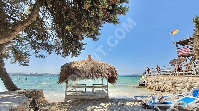 Fully furnished summer apartment (2+1) 80m² with sea and beach view, directly on the sea, in a central location in Çeşme.