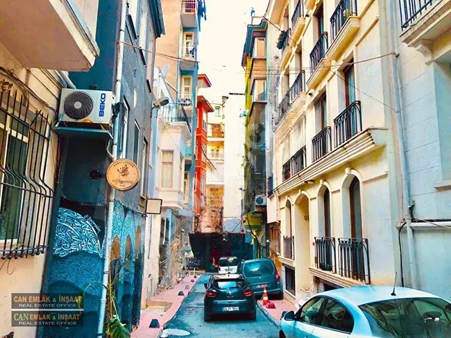 Real estate opportunity in Cihangir: A 5-storey building of 280 m² next to Taksim İlk Yardım Hospital with central heating at an attractive price.