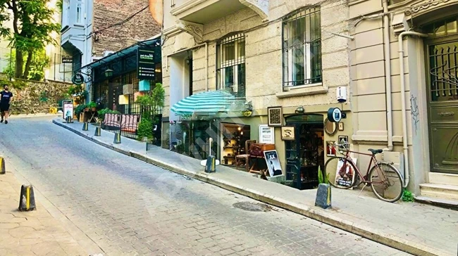 For sale: Store with an area of 60m2, renovated with a kitchen and sink, located at the center parallel to Friday Street in Cihangir Çukur.