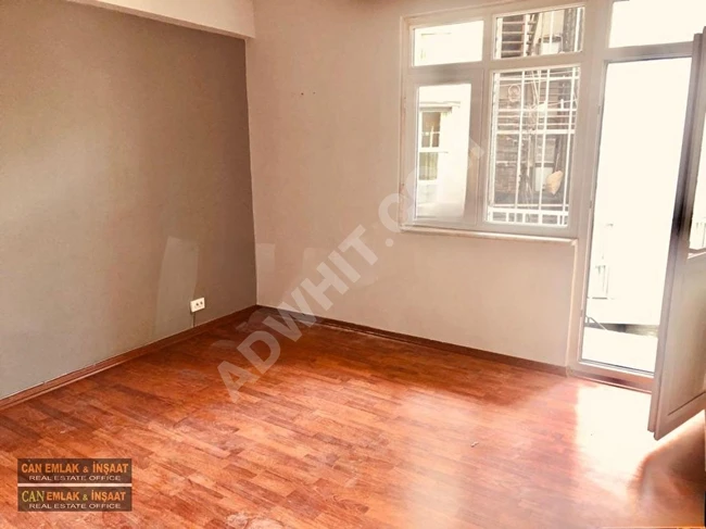 2+1 apartment with an area of 100 m² in Firüzağa Cihangir, close to the center, with a balcony, bright, well-maintained, equipped with a combi heating system.