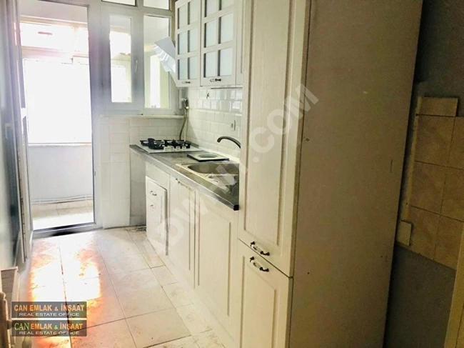 2+1 apartment with an area of 100 m² in Firüzağa Cihangir, close to the center, with a balcony, bright, well-maintained, equipped with a combi heating system.