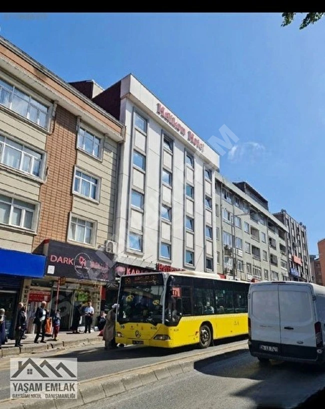 For sale: Spacious, bright apartment with an area of 95 square meters in a central location next to ÇARŞI Metro in ÜMRANİYE.