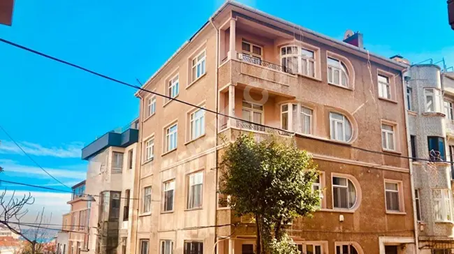 A building in Cihangir, centrally located, situated on a perfect corner plot, featuring high ceilings, balconies, central heating, licensed, consisting of 6 floors, with a total area of 900 m².