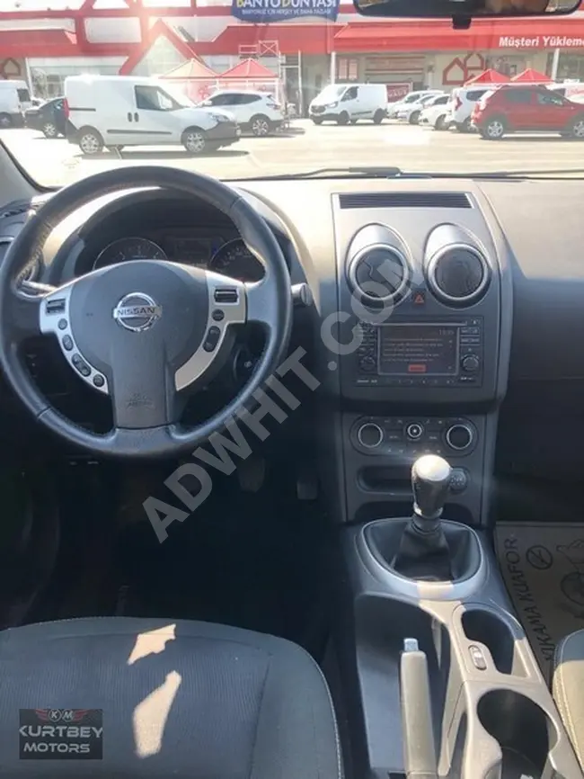 سيارة Nissan Qashqai+2 نظيفة جدا بسقف زجاجي