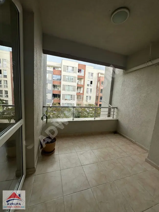 3+1 apartment on a middle floor with a bathroom (private for parents in the room) within the SELİMPAŞA EMLAK KONUT complex.