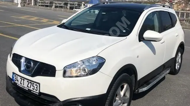 سيارة Nissan Qashqai+2 نظيفة جدا بسقف زجاجي