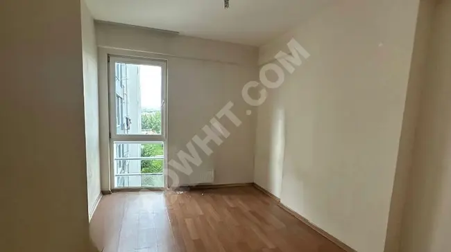 3+1 apartment on a middle floor with a bathroom (private for parents in the room) within the SELİMPAŞA EMLAK KONUT complex.