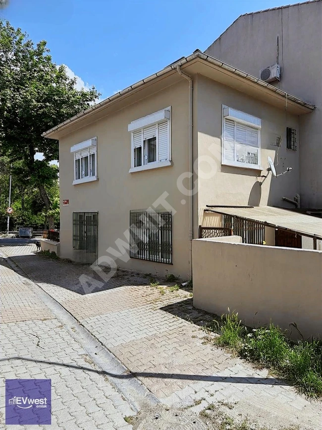 Detached house for sale on a corner plot within the SÜMERBANK EVLERİ complex - from EVwest