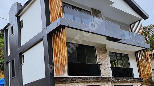 mustakil 557m2 bahçeli,+++havuzlu ++,sıfır 330 m2 tripleks villa