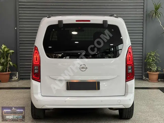 سيارة OPEL COMBO موديل 2023  16,000 كم + بدون طلاء  + E-TOOGLE + شاشة كبيرة + فرامل كهربائية + EAT8 + كاميرا خلفية