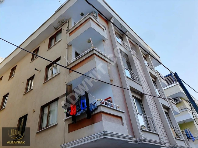 A 2+1 apartment on the middle floor with two balconies, a 10-minute walk from ÇAKMAK Metro.