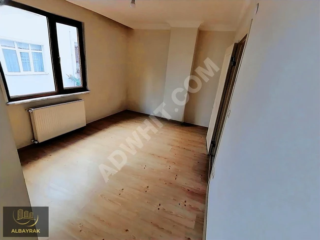 A 2+1 apartment on the middle floor with two balconies, a 10-minute walk from ÇAKMAK Metro.