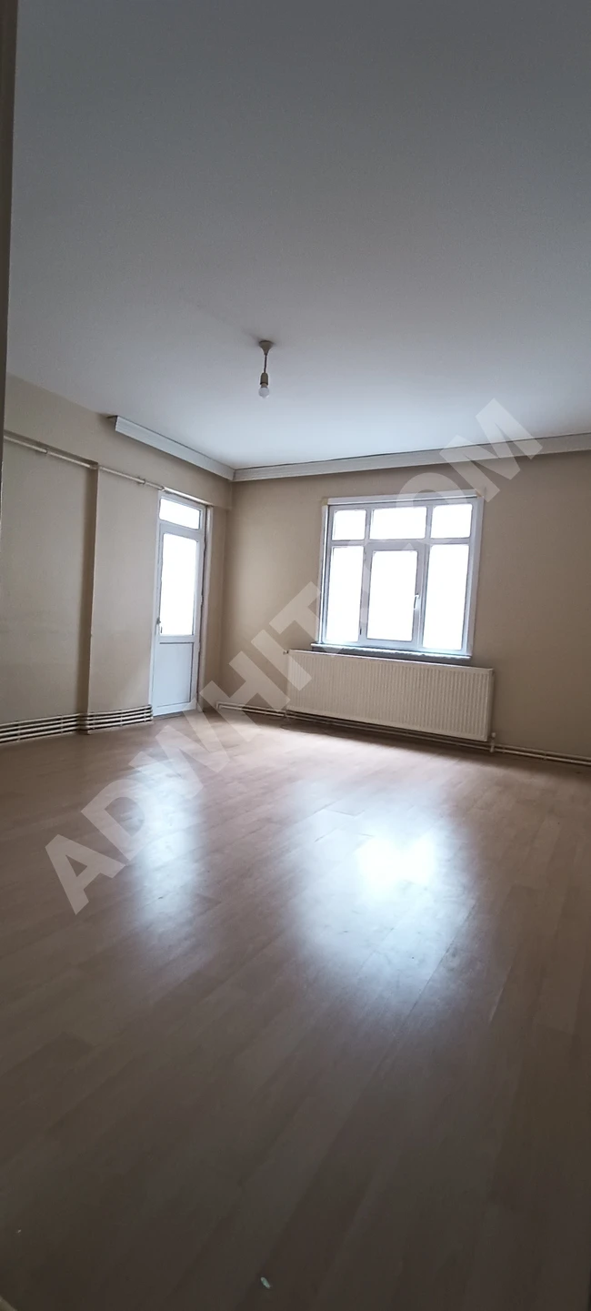 Apartment for sale on the second floor, with natural gas system, in Zeytinburnu Yeşiltepe.