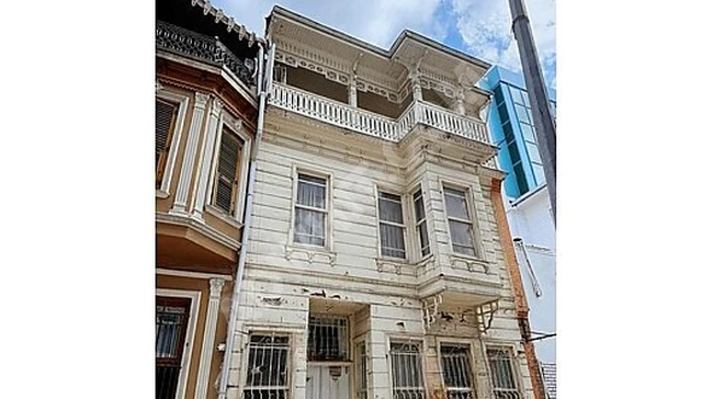 Complete building for sale, historical wooden landmark located in Bakırköy Merkez area - from Lider Emlak