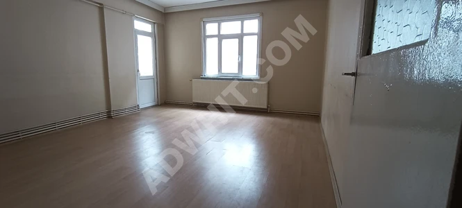 Apartment for sale on the second floor, with natural gas system, in Zeytinburnu Yeşiltepe.