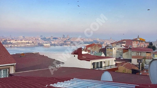 A building consisting of 5 floors with a construction area of 450 m² on a 200 m² plot with a sea view and a building permit in the Fatihte area.