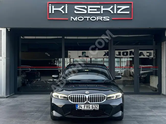 سيارة BMW 320İ موديل 2022 مع شاشة عرض ومقاعد بنية اللون