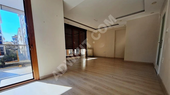 BAKIRKÖY KARTALTEPE DE SİTE İÇERİSİNDE 8 YILLIK 120 m2 3+1 2.KAT