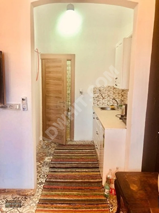 Studio apartment of 40m², air-conditioned, fully furnished, high ceiling, balcony, renovated, located in the center in Beyoğlu.