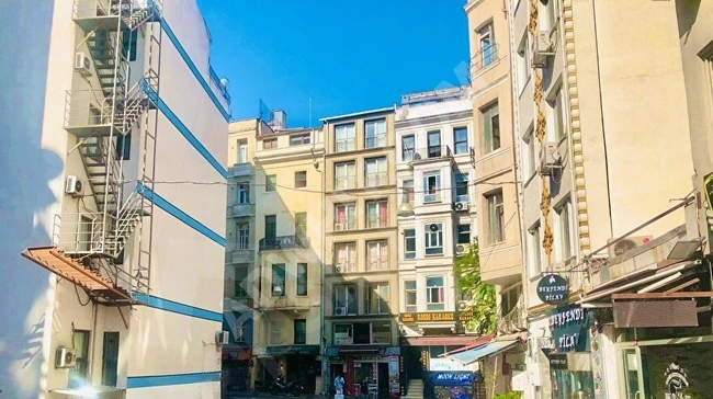 Studio apartment of 40m², air-conditioned, fully furnished, high ceiling, balcony, renovated, located in the center in Beyoğlu.