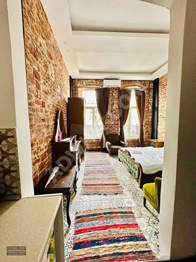 Studio apartment of 40m², air-conditioned, fully furnished, high ceiling, balcony, renovated, located in the center in Beyoğlu.