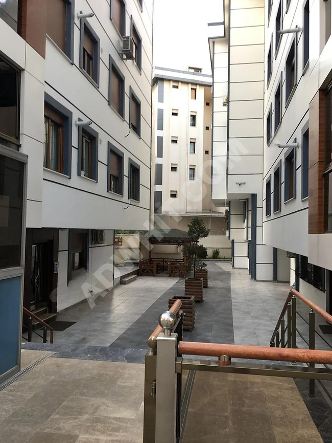 BAKIRKÖY KARTALTEPE DE SİTE İÇERİSİNDE 8 YILLIK 120 m2 3+1 2.KAT