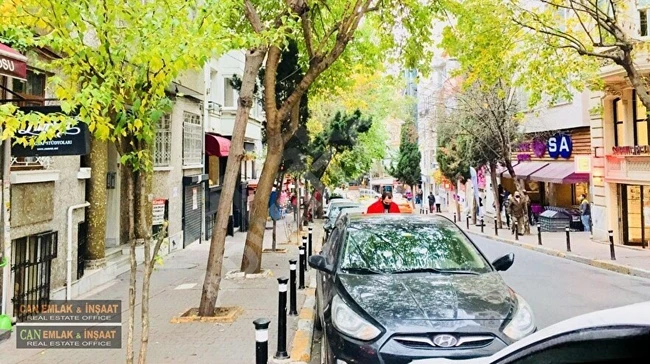 Cihangirde Ana Cadde Üzerinde Süper Lokasyonda Ofis İş yeri Olarak Kullanılabilen (1+1)(60 m2) Daire