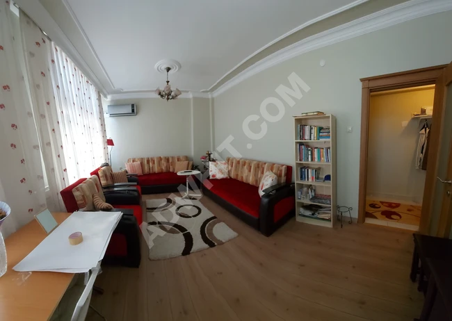 A 2+1 apartment, clean and with a heating system (natural gas - central heating) with an area of 90 m² in the Özgürlük Meydanı area.