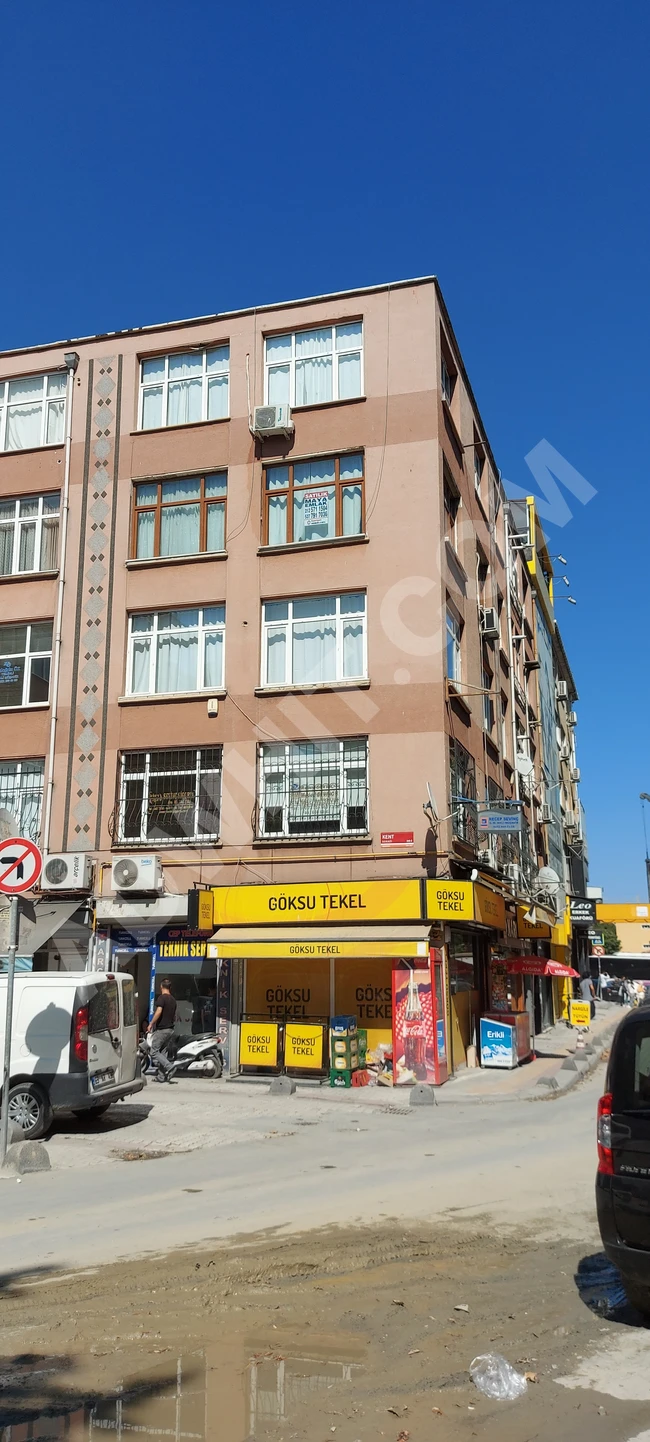 A 2+1 apartment, clean and with a heating system (natural gas - central heating) with an area of 90 m² in the Özgürlük Meydanı area.