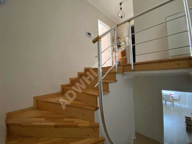 In the Köşklüçeşme neighborhood, there is a large apartment of 250 square meters with 5+1 rooms. It features a central location.