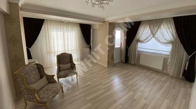 In the Köşklüçeşme neighborhood, there is a large apartment of 250 square meters with 5+1 rooms. It features a central location.