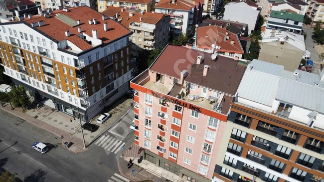 In the Köşklüçeşme neighborhood, there is a large apartment of 250 square meters with 5+1 rooms. It features a central location.