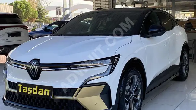 The 2023 RENAULT MEGANE E-TECH ICONIC model without defects, with 218 horsepower.