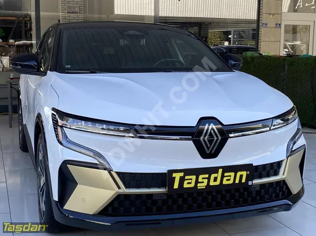 The 2023 RENAULT MEGANE E-TECH ICONIC model without defects, with 218 horsepower.