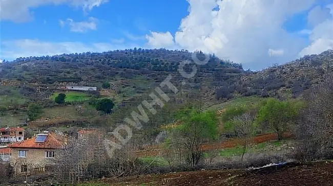 A plot of land with an area of 900 square meters suitable for building a house on, close to the center of Sındırgı.