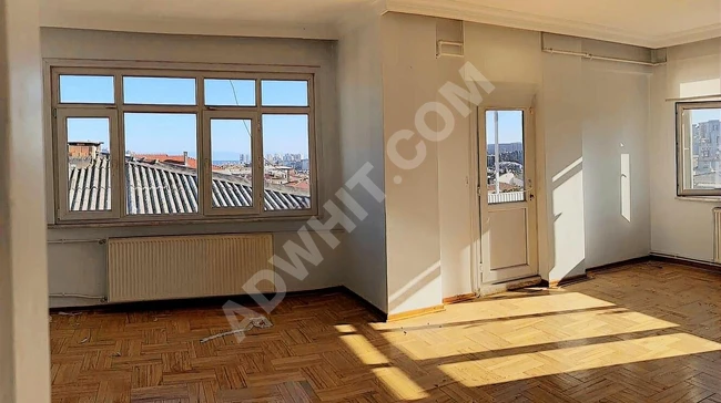 Spacious and bright apartment, with parking on Merter Sırpsındığı Street by DİNÇER DİNÇ,