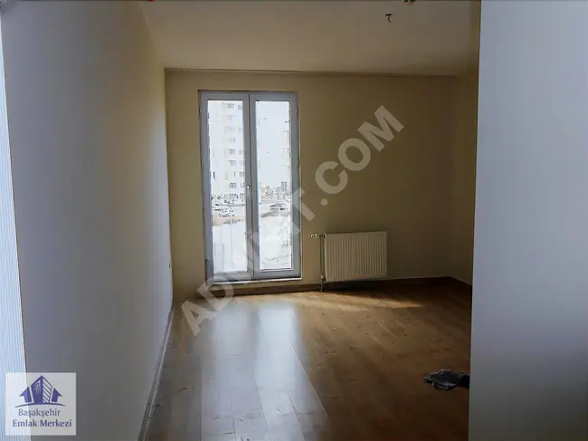 Apartment for sale in Kayaşehir area, Part 19, with a size of 146 square meters, featuring 3 bedrooms and a living room, located on the mid-level floor.