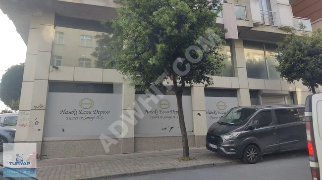 Commercial property for sale in BAYRAMPAŞA SAĞMALCILAR with an area of 600 square meters and three entrances.