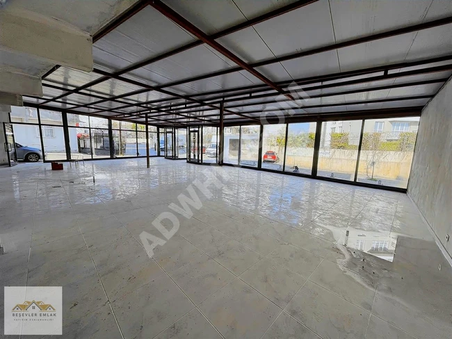 An unmissable opportunity: a commercial property of 380 m² in the center of the complexes.