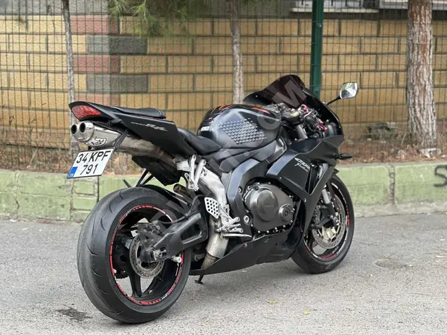 دراجة نارية CBR 1000RR من شركة EF MOTORS