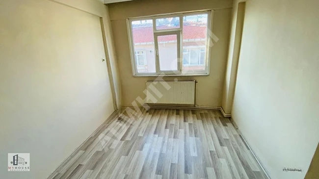 KOCAMUSTAFAPAŞA MÜTESELLİM SOKAKTA KİRALIK DAİRE 2+1 KÖŞE