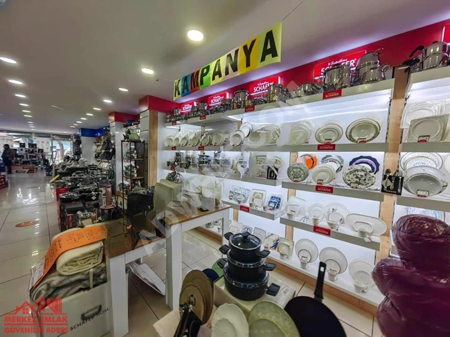 Exhibition and shop for rent, with an area of 600 square meters, on the main street in the KAVACIK area.