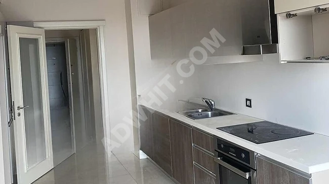 شقة 2+1 كبيرة للبيع العاجل مع مطبخ منفصل ضمن مجمع VİAPORT VENEZİA