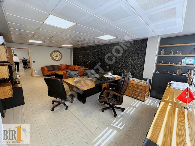 Open office and 4 rooms with an area of 300m², decorated, ready to move in.