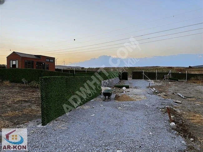 Land with a frontage on the main road accompanied by a prior agreement and completely surrounded.