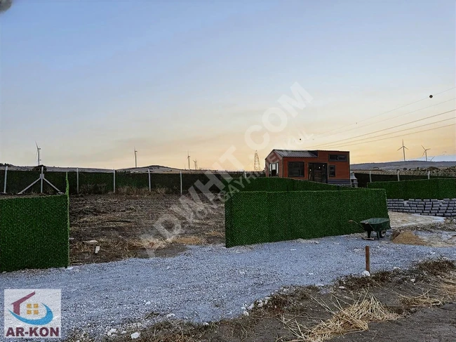 Land with a frontage on the main road accompanied by a prior agreement and completely surrounded.